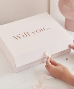 Ροζ Κουτί – Will You Be My Bridesmaid?